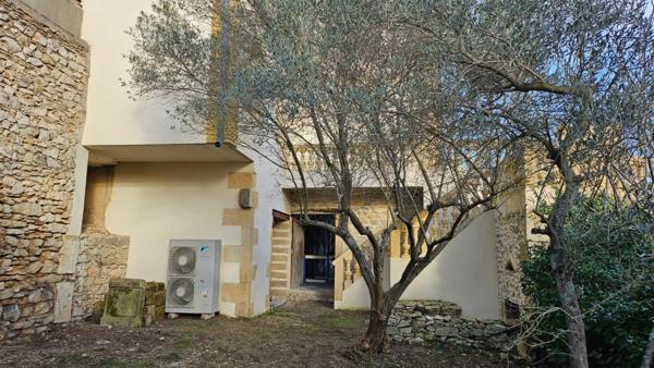 Poulx, maison de caractère, 200 m² habitables, terrain 347 m², piscinable. Garage.