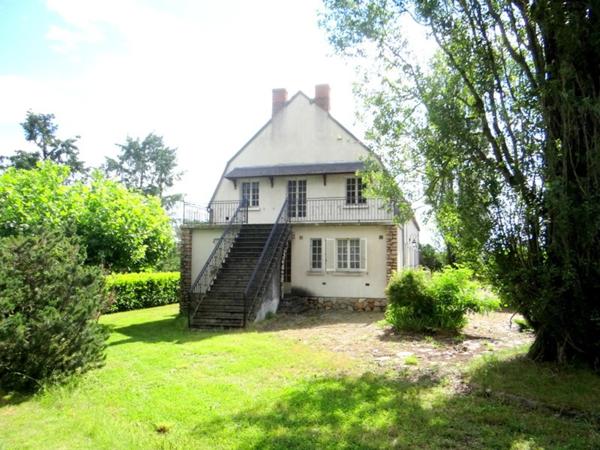 Dpt Allier (03), à vendre CHAMBLET maison 6 pièces , grenier aménageable , garage , cave ,sur 3090 m2 de terrain clos