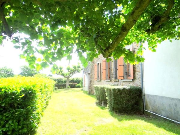 Dpt Allier (03), à vendre CHAMBLET maison 6 pièces , grenier aménageable , garage , cave ,sur 3090 m2 de terrain clos