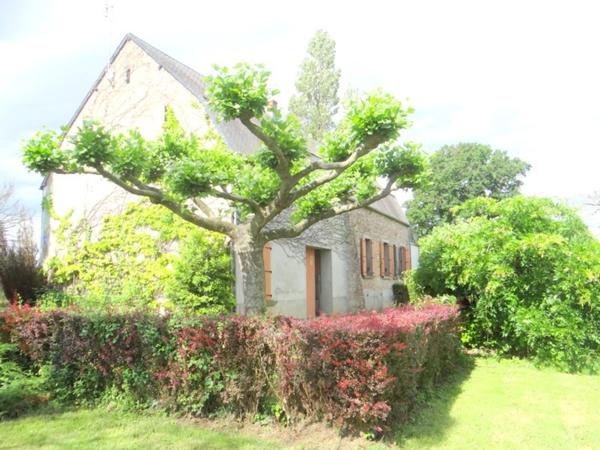 Dpt Allier (03), à vendre CHAMBLET maison 6 pièces , grenier aménageable , garage , cave ,sur 3090 m2 de terrain clos