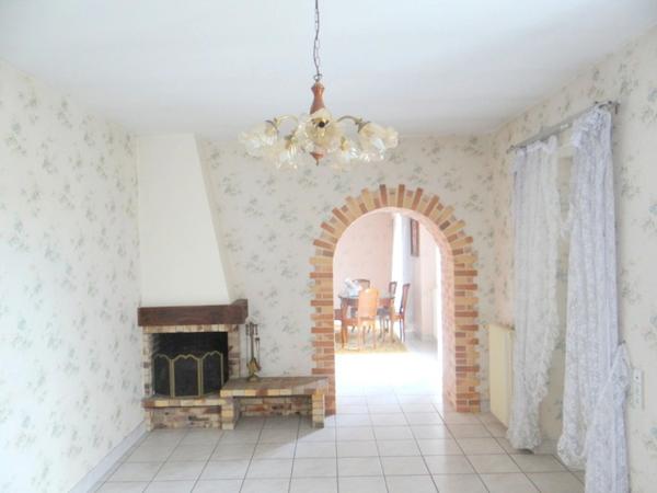 Dpt Allier (03), à vendre CHAMBLET maison 6 pièces , grenier aménageable , garage , cave ,sur 3090 m2 de terrain clos