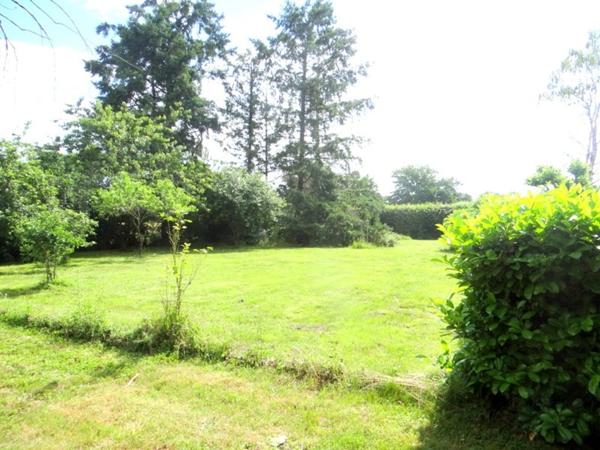 Dpt Allier (03), à vendre CHAMBLET maison 6 pièces , grenier aménageable , garage , cave ,sur 3090 m2 de terrain clos