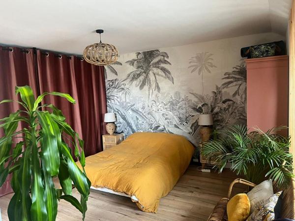 LE POULIGUEN - GRAND T2 EN DUPLEX DE 67m2 PROCHE CENTRE - STATIONNEMENT - CAVE