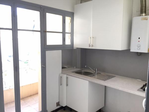 POUR INVESTISSEURS : STUDIO AVEC BALCON - PASTEUR