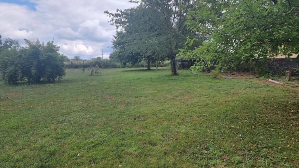 Terrain à vendre de 1 166,00 m² Proche de SAINT VALLIER (71)