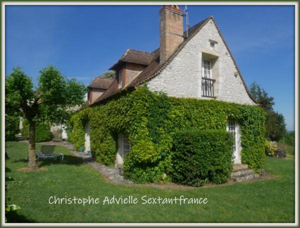 3 maisons en pierres, chartreuse, colombier et périgourdine, chai, dépendances, piscine sur 3 Ha