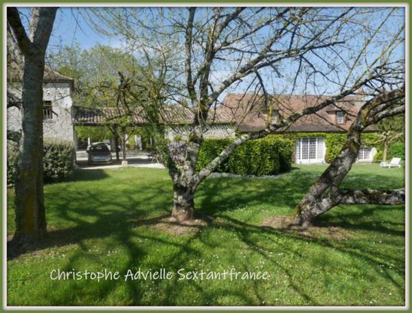 3 maisons en pierres, chartreuse, colombier et périgourdine, chai, dépendances, piscine sur 3 Ha