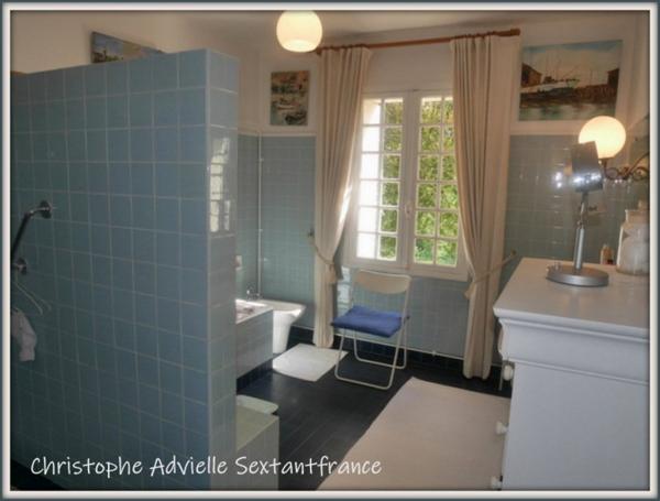 3 maisons en pierres, chartreuse, colombier et périgourdine, chai, dépendances, piscine sur 3 Ha