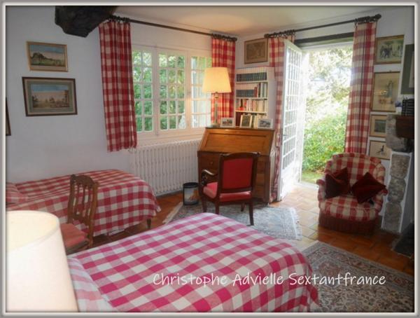 3 maisons en pierres, chartreuse, colombier et périgourdine, chai, dépendances, piscine sur 3 Ha