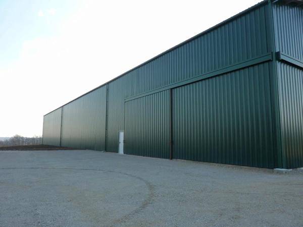 HANGAR DE STOCKAGE DE 1200 M² À LOUER À SEGREVILLE (31460) AVEC DEUX DOUBLE PORTES, ACCÈS POIDS LOURDS ET SOL ULTRA-RÉSISTANT