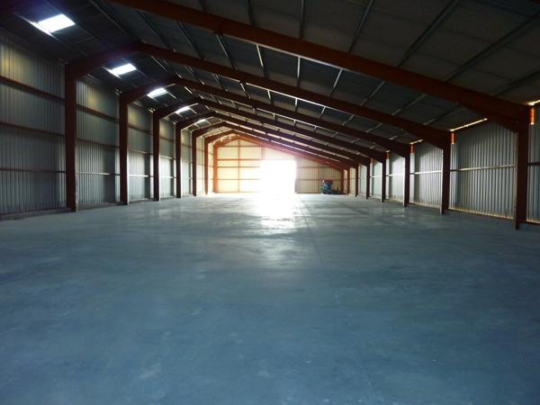 HANGAR DE STOCKAGE DE 1200 M² À LOUER À SEGREVILLE (31460) AVEC DEUX DOUBLE PORTES, ACCÈS POIDS LOURDS ET SOL ULTRA-RÉSISTANT
