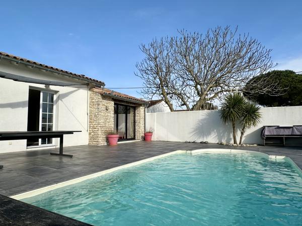 Maison centre village Loix avec piscine – Exclusivité