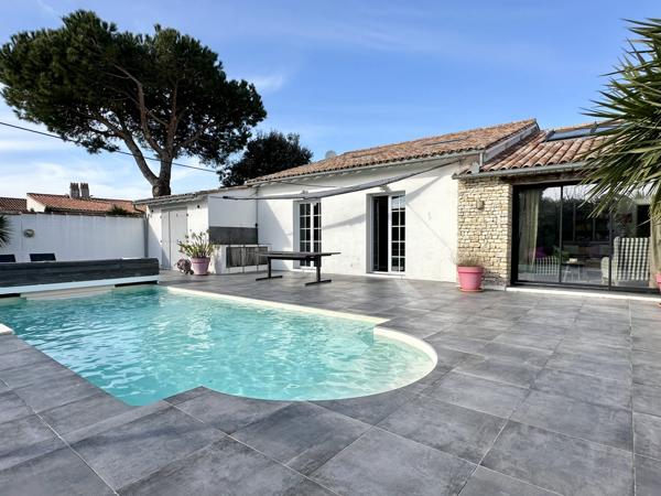 Maison centre village Loix avec piscine – Exclusivité