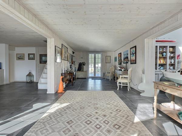 Maison centre village Loix avec piscine – Exclusivité
