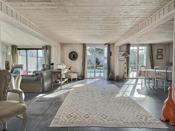 Maison centre village Loix avec piscine – Exclusivité