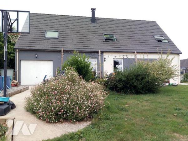 5 min. PRE-EN-PAIL, pavillon édifié en 2018 comprenant salon/séjour (+ poêle à bois) ouvert sur...