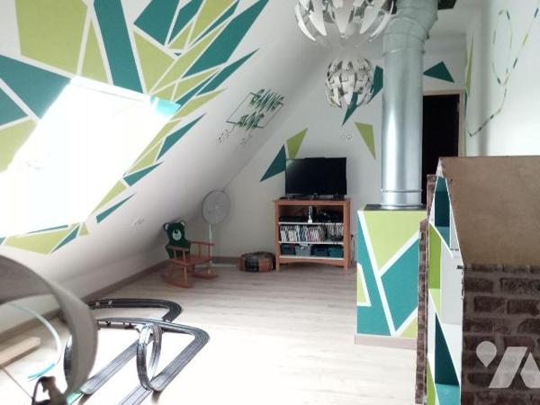 5 min. PRE-EN-PAIL, pavillon édifié en 2018 comprenant salon/séjour (+ poêle à bois) ouvert sur...