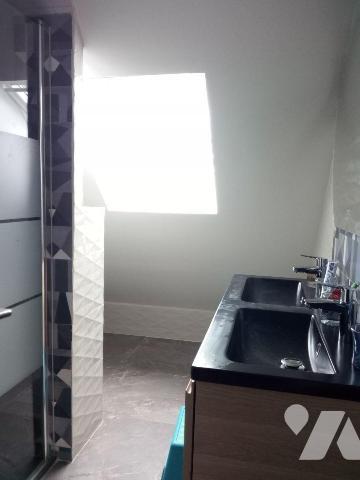 5 min. PRE-EN-PAIL, pavillon édifié en 2018 comprenant salon/séjour (+ poêle à bois) ouvert sur...