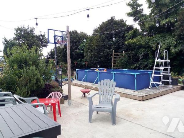 5 min. PRE-EN-PAIL, pavillon édifié en 2018 comprenant salon/séjour (+ poêle à bois) ouvert sur...