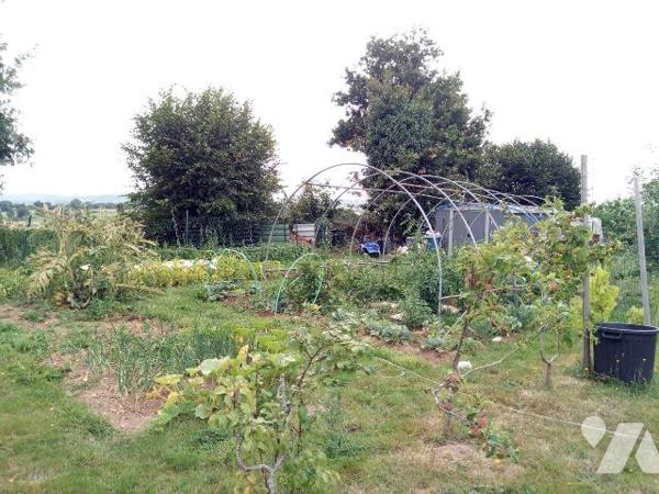 5 min. PRE-EN-PAIL, pavillon édifié en 2018 comprenant salon/séjour (+ poêle à bois) ouvert sur...