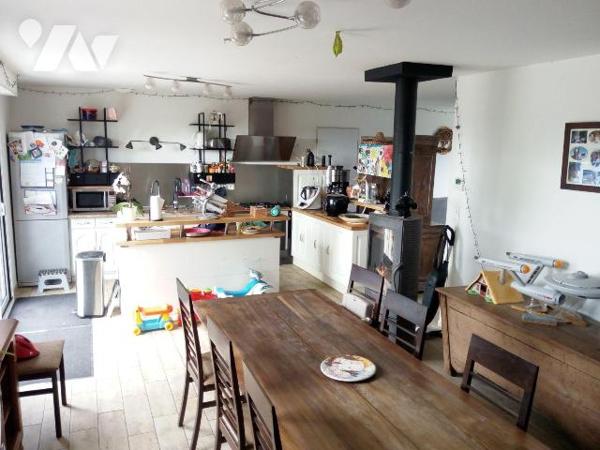 5 min. PRE-EN-PAIL, pavillon édifié en 2018 comprenant salon/séjour (+ poêle à bois) ouvert sur...