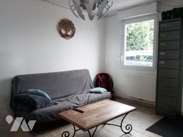 5 min. PRE-EN-PAIL, pavillon édifié en 2018 comprenant salon/séjour (+ poêle à bois) ouvert sur...