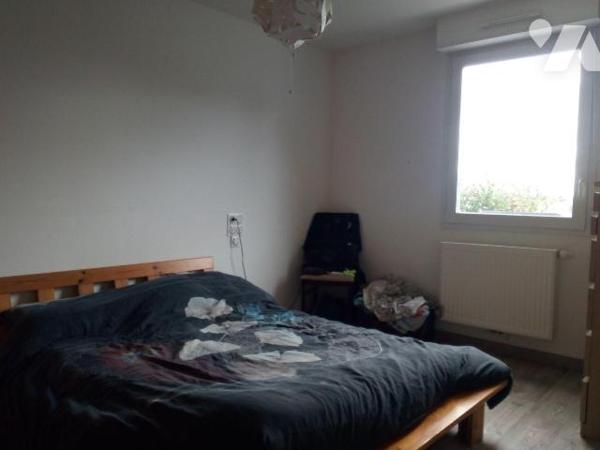 5 min. PRE-EN-PAIL, pavillon édifié en 2018 comprenant salon/séjour (+ poêle à bois) ouvert sur...