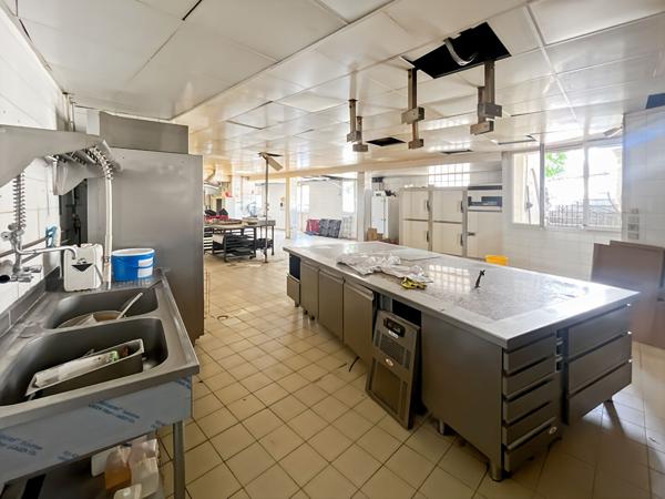 Local commercial Les Mureaux 298 m²