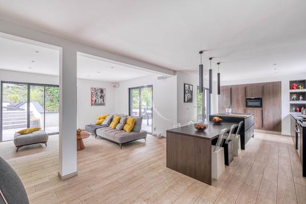 Villa d'architecte contemporaine avec piscine - les Coteaux de Chessy - 7 pièces - 175 m2