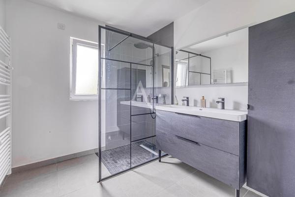 Villa d'architecte contemporaine avec piscine - les Coteaux de Chessy - 7 pièces - 175 m2