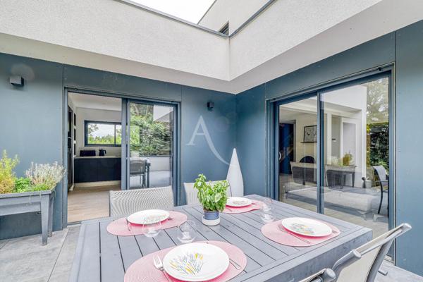 Villa d'architecte contemporaine avec piscine - les Coteaux de Chessy - 7 pièces - 175 m2