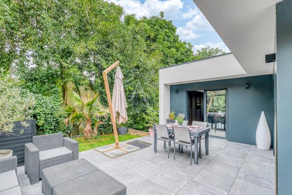 Villa d'architecte contemporaine avec piscine - les Coteaux de Chessy - 7 pièces - 175 m2