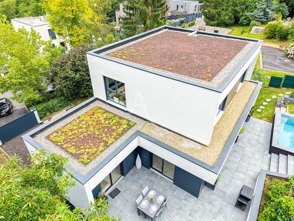 Villa d'architecte contemporaine avec piscine - les Coteaux de Chessy - 7 pièces - 175 m2