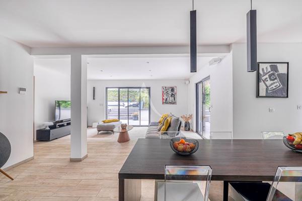 Villa d'architecte contemporaine avec piscine - les Coteaux de Chessy - 7 pièces - 175 m2