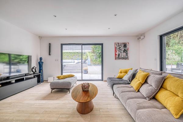 Villa d'architecte contemporaine avec piscine - les Coteaux de Chessy - 7 pièces - 175 m2