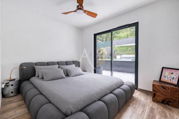 Villa d'architecte contemporaine avec piscine - les Coteaux de Chessy - 7 pièces - 175 m2