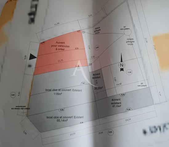 Hangar clos couvert de près de 300m² centre ville de Matha