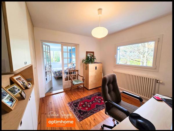 Maison individuelle de 170m² avec 6 chambres, un bureau et un sous-sol complet avec garage sur parcelle de 2006 m²