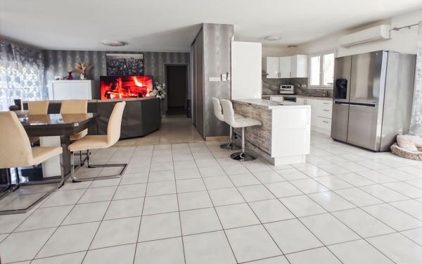 Maison à vendre    5 pièces •  Montrem