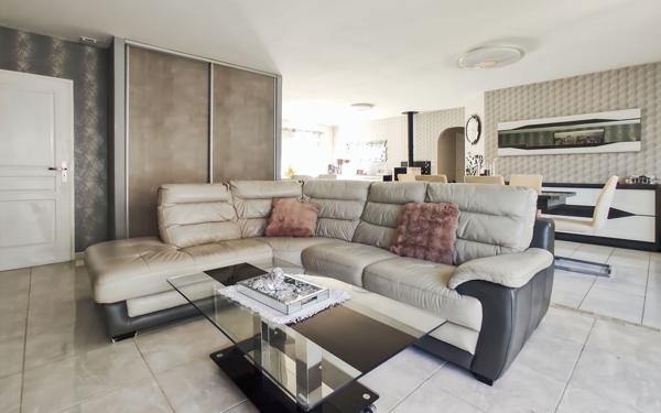 Maison à vendre    5 pièces •  Montrem