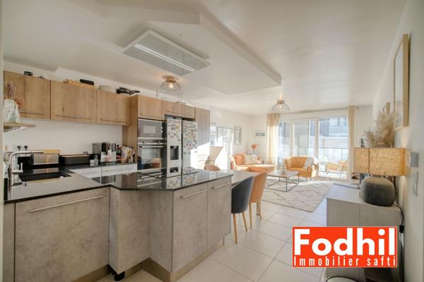 Appartement familial 4 pièces 87 m² avec 3 chambres, 2 balcons et 2 parkings.