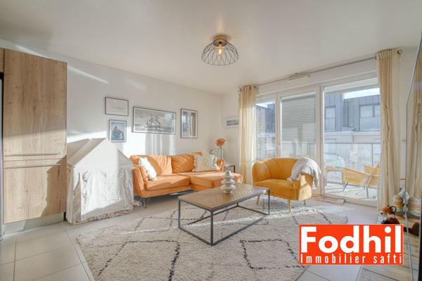 Appartement familial 4 pièces 87 m² avec 3 chambres, 2 balcons et 2 parkings.