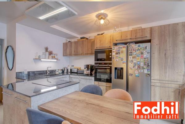 Appartement familial 4 pièces 87 m² avec 3 chambres, 2 balcons et 2 parkings.