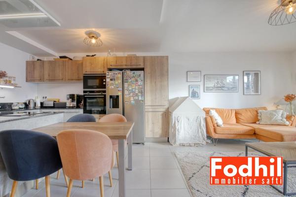 Appartement familial 4 pièces 87 m² avec 3 chambres, 2 balcons et 2 parkings.