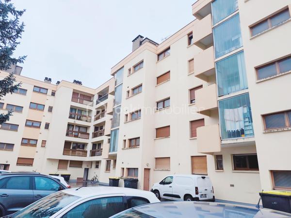 🏡 À VENDRE – Appartement 3 pièces de 65 m² avec ascenseur et stationnement privatif
Découvrez cet appartement lumineux de 65 m², situé au 3ᵉ étage avec ascenseur, au sein d'une résidence entretenue.
Il se compose d'une belle entrée avec sol en marbre, d'une cuisine avec accès au balcon, d'un salon, d'une salle à manger avec balcon, d'une chambre, d'une salle de bain et de WC séparés.
Côté confort, vous bénéficierez de fenêtres en double vitrage bois, de volets manuels à chaîne, d'un chauffage collectif au gaz par radiateurs ainsi que d'un DPE : D. Petit rafraîchissement à prévoir ! 
Une cave complète ce bien, ainsi qu'une place de stationnement privative au sein de la résidence.
📞 Pour plus d'informations ou organiser une visite, contactez Véronique Mathieu – BSK Immobilier
📱 06 12 50 24 42
📧 ve.mathieu@bskimmobilier.com