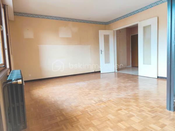 🏡 À VENDRE – Appartement 3 pièces de 65 m² avec ascenseur et stationnement privatif
Découvrez cet appartement lumineux de 65 m², situé au 3ᵉ étage avec ascenseur, au sein d'une résidence entretenue.
Il se compose d'une belle entrée avec sol en marbre, d'une cuisine avec accès au balcon, d'un salon, d'une salle à manger avec balcon, d'une chambre, d'une salle de bain et de WC séparés.
Côté confort, vous bénéficierez de fenêtres en double vitrage bois, de volets manuels à chaîne, d'un chauffage collectif au gaz par radiateurs ainsi que d'un DPE : D. Petit rafraîchissement à prévoir ! 
Une cave complète ce bien, ainsi qu'une place de stationnement privative au sein de la résidence.
📞 Pour plus d'informations ou organiser une visite, contactez Véronique Mathieu – BSK Immobilier
📱 06 12 50 24 42
📧 ve.mathieu@bskimmobilier.com