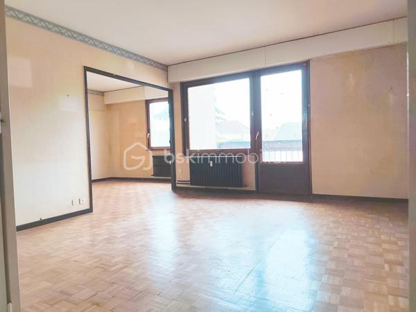 🏡 À VENDRE – Appartement 3 pièces de 65 m² avec ascenseur et stationnement privatif
Découvrez cet appartement lumineux de 65 m², situé au 3ᵉ étage avec ascenseur, au sein d'une résidence entretenue.
Il se compose d'une belle entrée avec sol en marbre, d'une cuisine avec accès au balcon, d'un salon, d'une salle à manger avec balcon, d'une chambre, d'une salle de bain et de WC séparés.
Côté confort, vous bénéficierez de fenêtres en double vitrage bois, de volets manuels à chaîne, d'un chauffage collectif au gaz par radiateurs ainsi que d'un DPE : D. Petit rafraîchissement à prévoir ! 
Une cave complète ce bien, ainsi qu'une place de stationnement privative au sein de la résidence.
📞 Pour plus d'informations ou organiser une visite, contactez Véronique Mathieu – BSK Immobilier
📱 06 12 50 24 42
📧 ve.mathieu@bskimmobilier.com