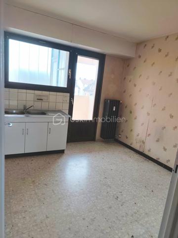 🏡 À VENDRE – Appartement 3 pièces de 65 m² avec ascenseur et stationnement privatif
Découvrez cet appartement lumineux de 65 m², situé au 3ᵉ étage avec ascenseur, au sein d'une résidence entretenue.
Il se compose d'une belle entrée avec sol en marbre, d'une cuisine avec accès au balcon, d'un salon, d'une salle à manger avec balcon, d'une chambre, d'une salle de bain et de WC séparés.
Côté confort, vous bénéficierez de fenêtres en double vitrage bois, de volets manuels à chaîne, d'un chauffage collectif au gaz par radiateurs ainsi que d'un DPE : D. Petit rafraîchissement à prévoir ! 
Une cave complète ce bien, ainsi qu'une place de stationnement privative au sein de la résidence.
📞 Pour plus d'informations ou organiser une visite, contactez Véronique Mathieu – BSK Immobilier
📱 06 12 50 24 42
📧 ve.mathieu@bskimmobilier.com