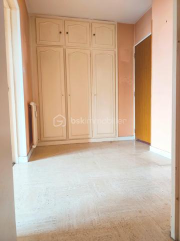 🏡 À VENDRE – Appartement 3 pièces de 65 m² avec ascenseur et stationnement privatif
Découvrez cet appartement lumineux de 65 m², situé au 3ᵉ étage avec ascenseur, au sein d'une résidence entretenue.
Il se compose d'une belle entrée avec sol en marbre, d'une cuisine avec accès au balcon, d'un salon, d'une salle à manger avec balcon, d'une chambre, d'une salle de bain et de WC séparés.
Côté confort, vous bénéficierez de fenêtres en double vitrage bois, de volets manuels à chaîne, d'un chauffage collectif au gaz par radiateurs ainsi que d'un DPE : D. Petit rafraîchissement à prévoir ! 
Une cave complète ce bien, ainsi qu'une place de stationnement privative au sein de la résidence.
📞 Pour plus d'informations ou organiser une visite, contactez Véronique Mathieu – BSK Immobilier
📱 06 12 50 24 42
📧 ve.mathieu@bskimmobilier.com