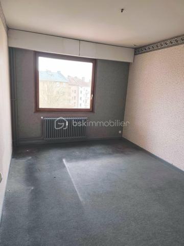🏡 À VENDRE – Appartement 3 pièces de 65 m² avec ascenseur et stationnement privatif
Découvrez cet appartement lumineux de 65 m², situé au 3ᵉ étage avec ascenseur, au sein d'une résidence entretenue.
Il se compose d'une belle entrée avec sol en marbre, d'une cuisine avec accès au balcon, d'un salon, d'une salle à manger avec balcon, d'une chambre, d'une salle de bain et de WC séparés.
Côté confort, vous bénéficierez de fenêtres en double vitrage bois, de volets manuels à chaîne, d'un chauffage collectif au gaz par radiateurs ainsi que d'un DPE : D. Petit rafraîchissement à prévoir ! 
Une cave complète ce bien, ainsi qu'une place de stationnement privative au sein de la résidence.
📞 Pour plus d'informations ou organiser une visite, contactez Véronique Mathieu – BSK Immobilier
📱 06 12 50 24 42
📧 ve.mathieu@bskimmobilier.com